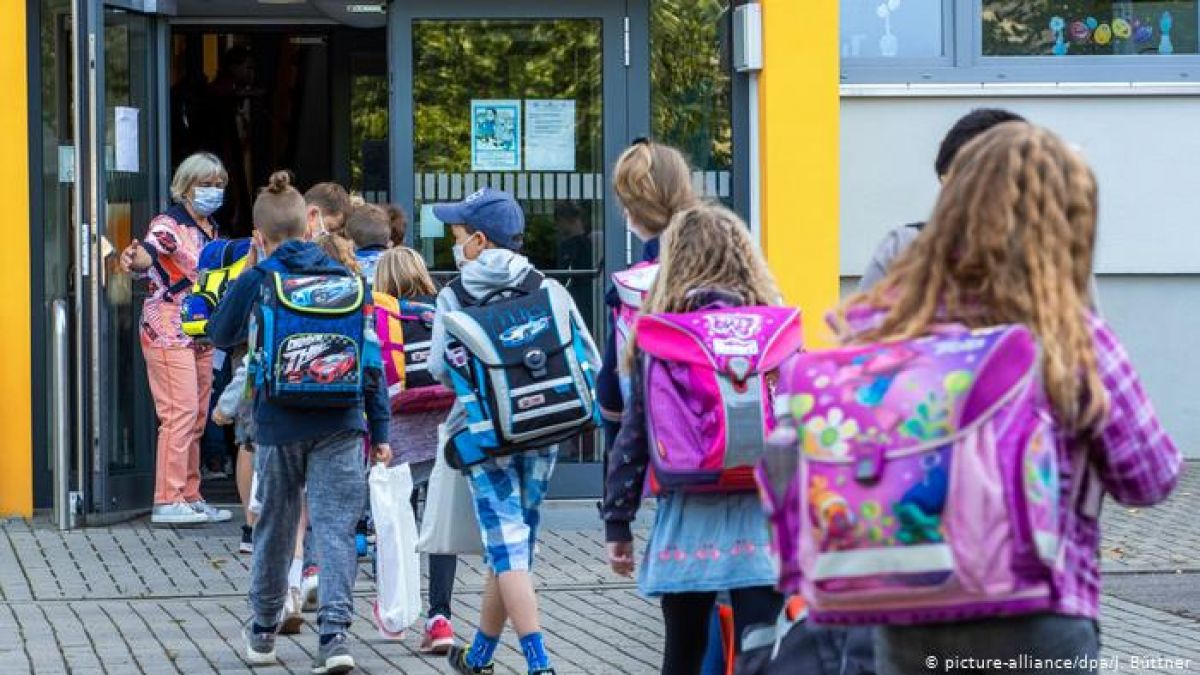 Elevii din Berlin pot alege să repete anul școlar, afectat de pandemie. Deputații au votat modificări legislative