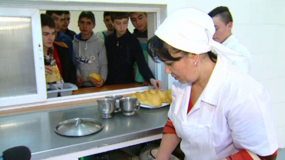 Elevii din școlile profesionale vor avea o masă mai scumpă cu... doi lei. Guvernul a alocat bani în acest sens