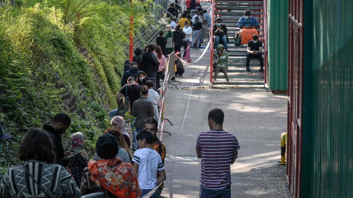 Elveția: Peste 1.000 de oameni au stat la coadă, în Geneva, pentru a primi alimente gratuite