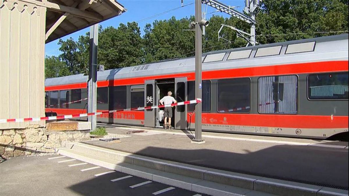 Elveția: Un bărbat a dat foc unui vagon și a înjunghiat pasageri într-un tren