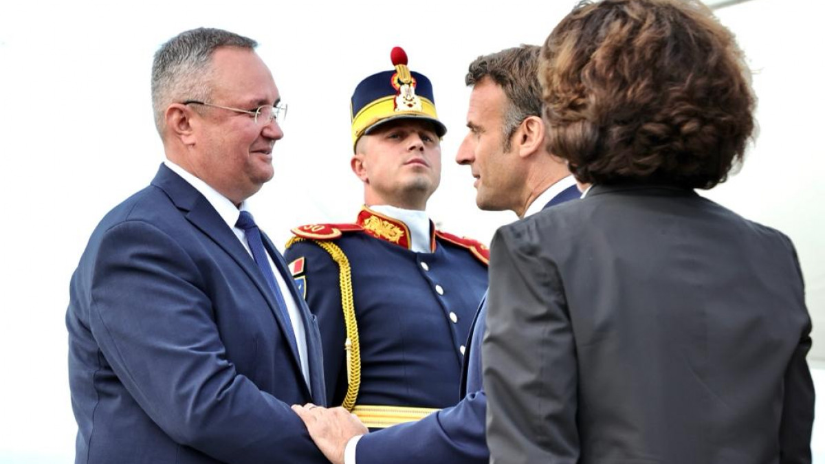 Emmanuel Macron a ajuns în România. Președintele francez, întâlnit pe aeroportul din Constanța de premierul Nicolae Ciucă