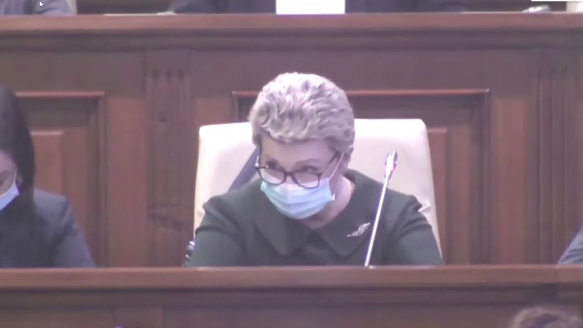 Emoții și lacrimi în Parlament. Reacția jurnalistei Larisa Manole la acuzațiile aduse Consiliului Audiovizualului (FOCUS)