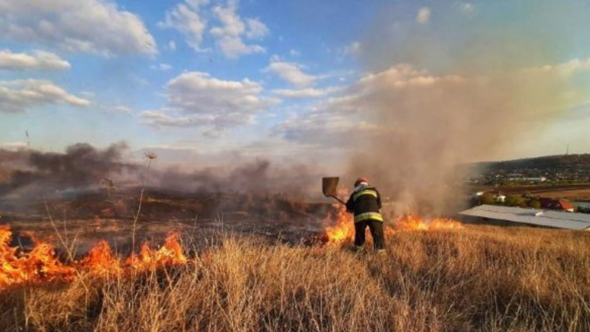 Este posibilă aprinderea culturilor agricole! Meteorologii au prelungit codul galben de pericol excepțional de incendiu  