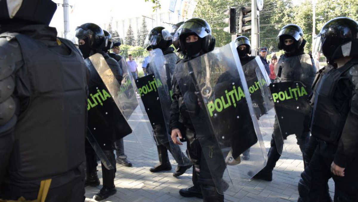 „Eu nu-mi vând onoarea”. Mesajul unui polițist care va asigura ordinea publică la protestul opoziției de duminică
