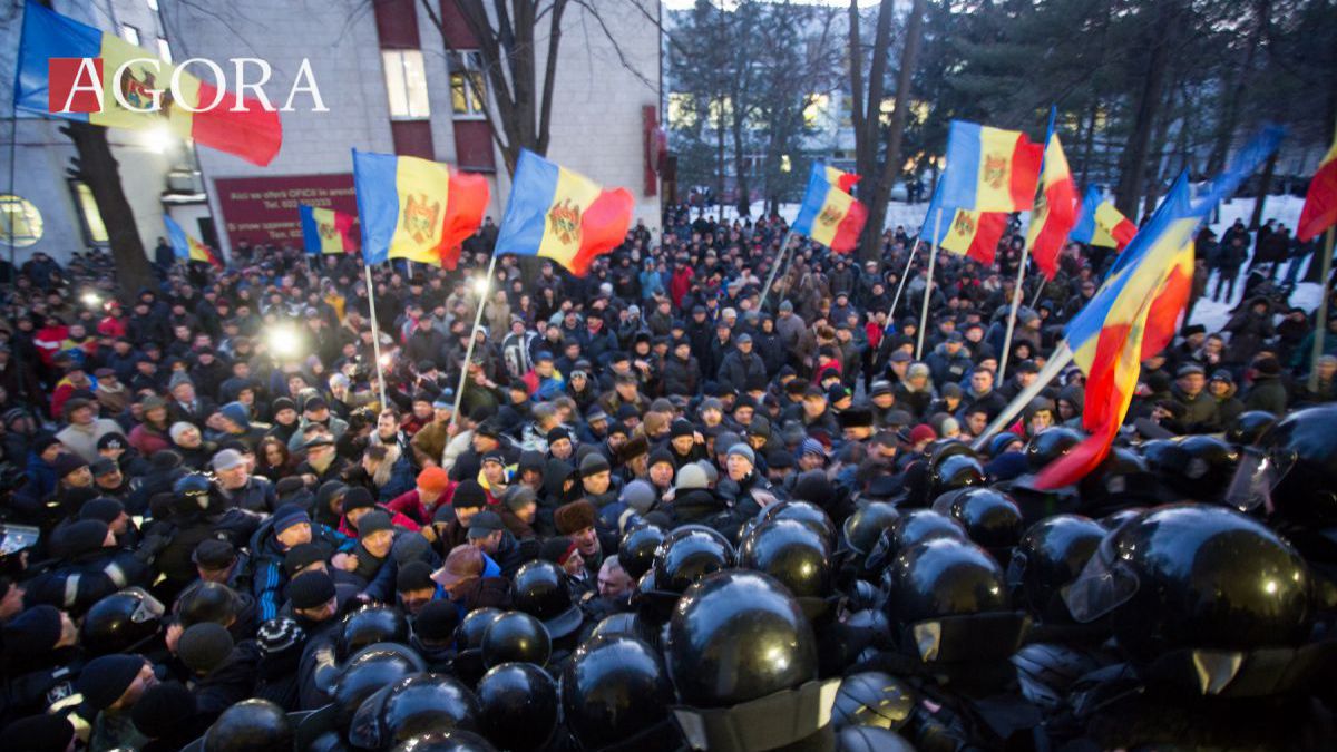 Euronews: Protestatarii au luat cu asalt clădirea parlamentului