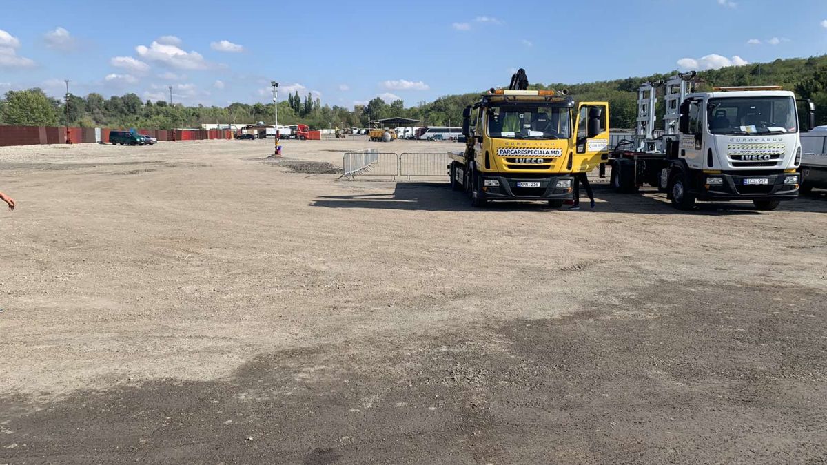 Evacuarea maşinilor la noua parcare specială: De ce s-a soldat cu scandal, care sunt regulile și ce taxe trebuie să achitați pentru a recupera automobilul (FOTO)