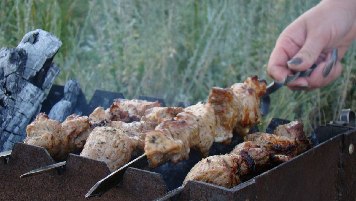 Evitați fumul și substanțele cancerigene. Cum se găteşte sănătos carnea la grătar