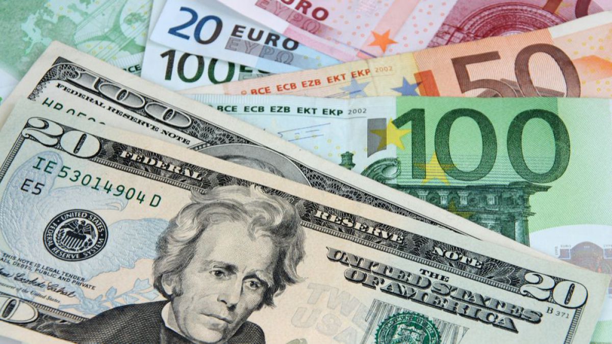 Expert: În primele luni din 2017 euro va fi depășit de dolarul american