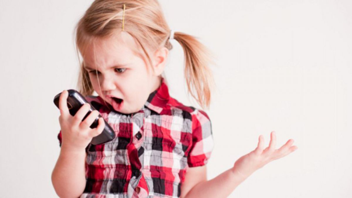 Expert: Să-i dai un smartphone sau o tabletă unui copil e ca și cum i-ai oferi un gram de cocaină