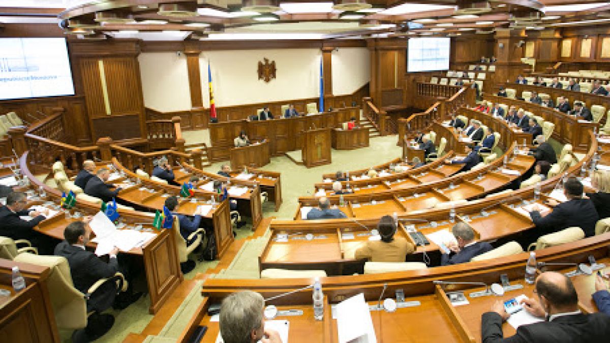 Experți: Deputații nu asigură un control parlamentar, iar unele funcții publice sunt politizate