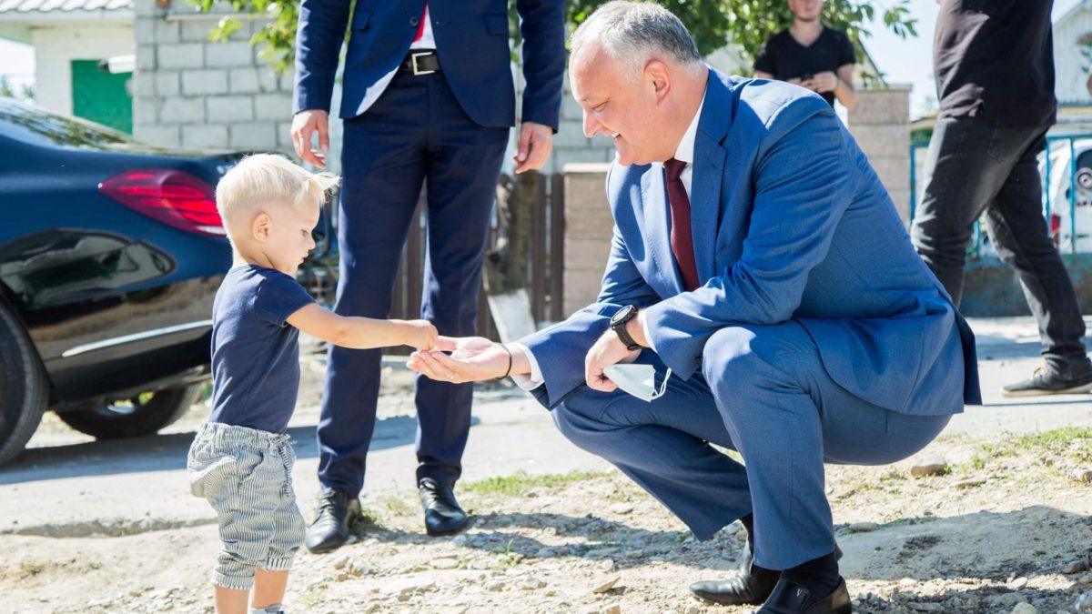 Explicația lui Bătrîncea pentru aparițiile lui Igor Dodon fără mască în public: „Nimeni nu e sfânt. A fost prins într-o fază”