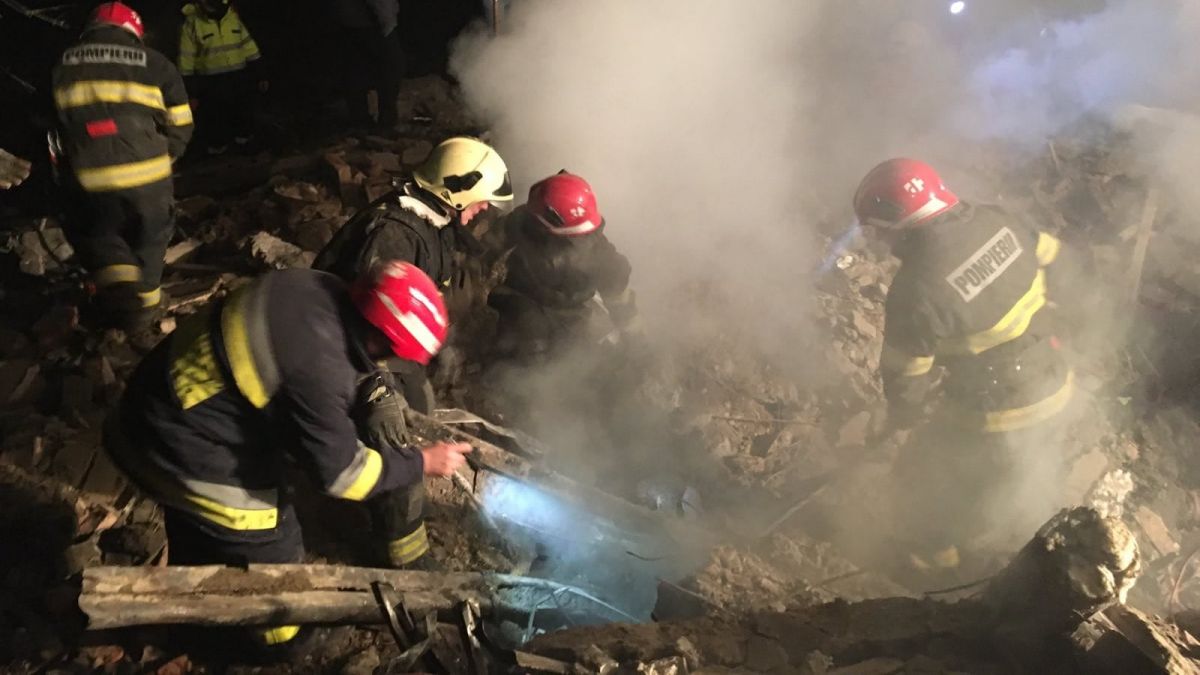 Explozia de la Sîngerei: Salvatorii au găsit trei butelii de gaz sub dărâmături (VIDEO)