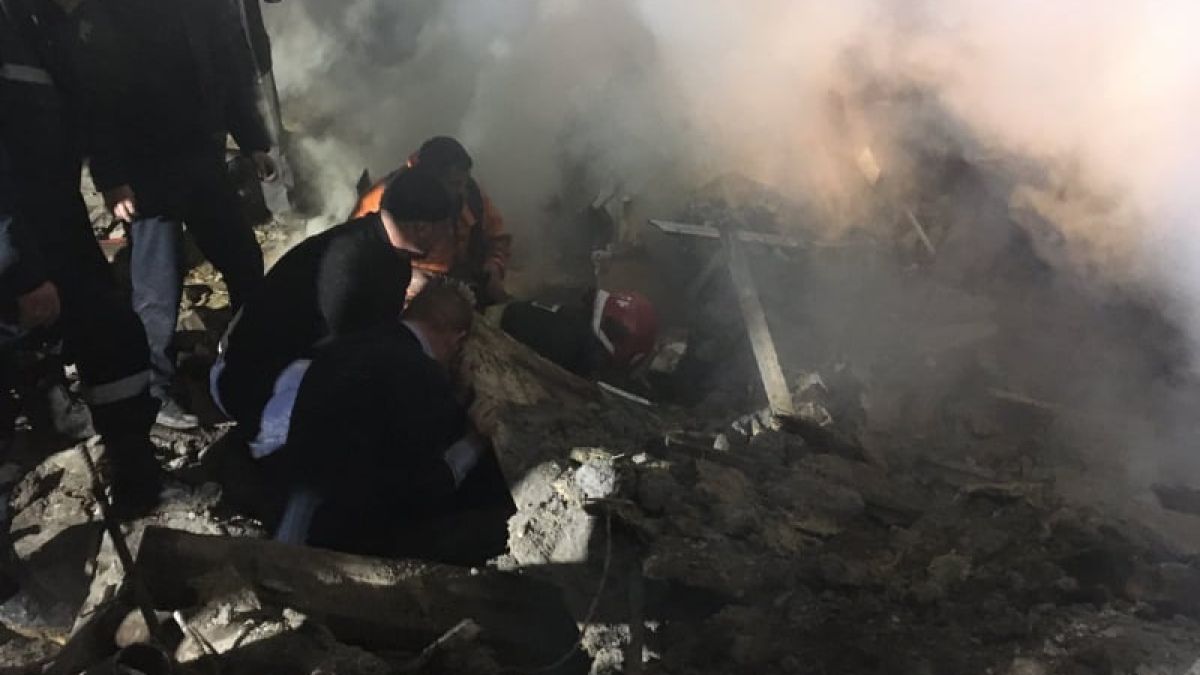 Explozie într-o casă de locuit din Sîngerei. UPDATE: Cadavrul unui bărbat, găsit sub dărâmături (FOTO, VIDEO)