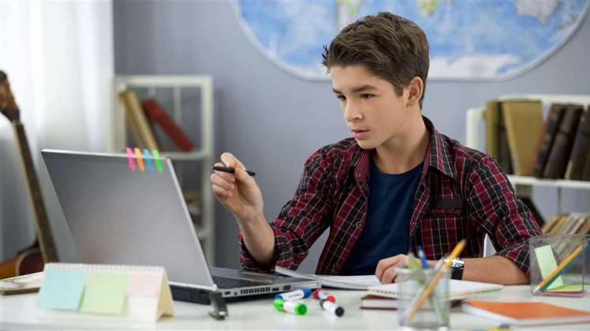 Fără acces la internet sau cu pagini fotografiate din caiete: Care sunt provocările învățământului online și ce soluții găsesc profesorii (FOTO)