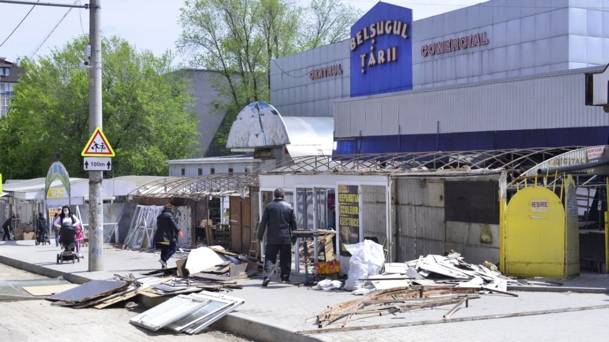 Fără gherete în preajma fostului cinematograf „Flacăra”. Procesul de demolare a început