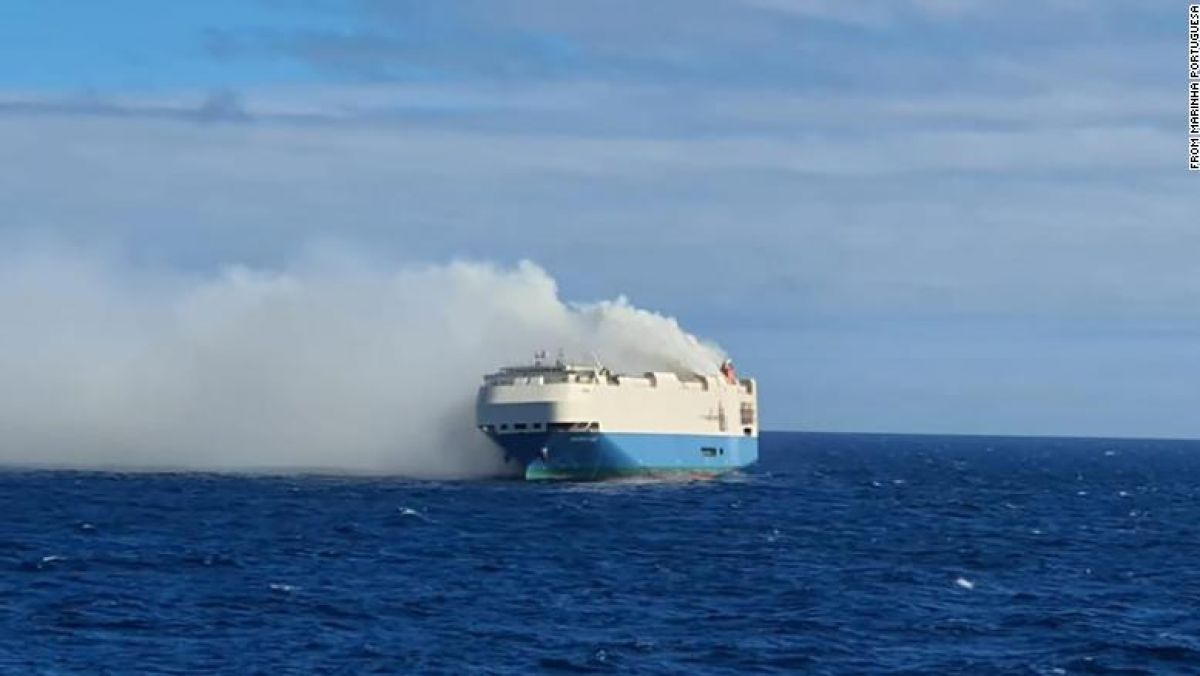 O navă plină cu mașini de lux plutește în derivă în Oceanul Atlantic