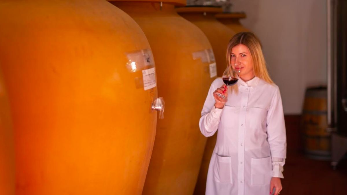 Femeie în vinificație: Anastasia Stajila, despre vinul fără cusur și munca de microchimist în laboratorul unei dintre cele mai mari companii de vin în Moldova