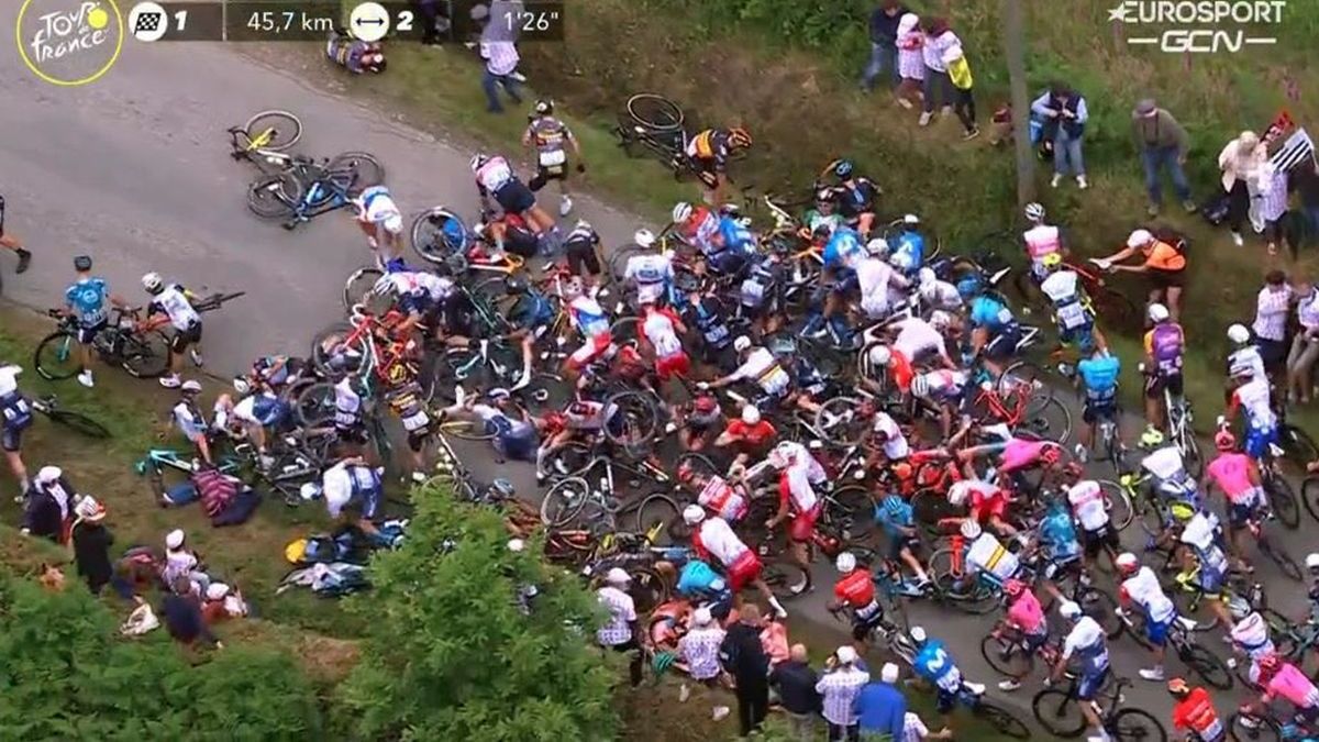 A fost arestată femeia, care este bănuită că ar fi provocat unul din cele mai mari accidente în lanț la Turul Franței (VIDEO)