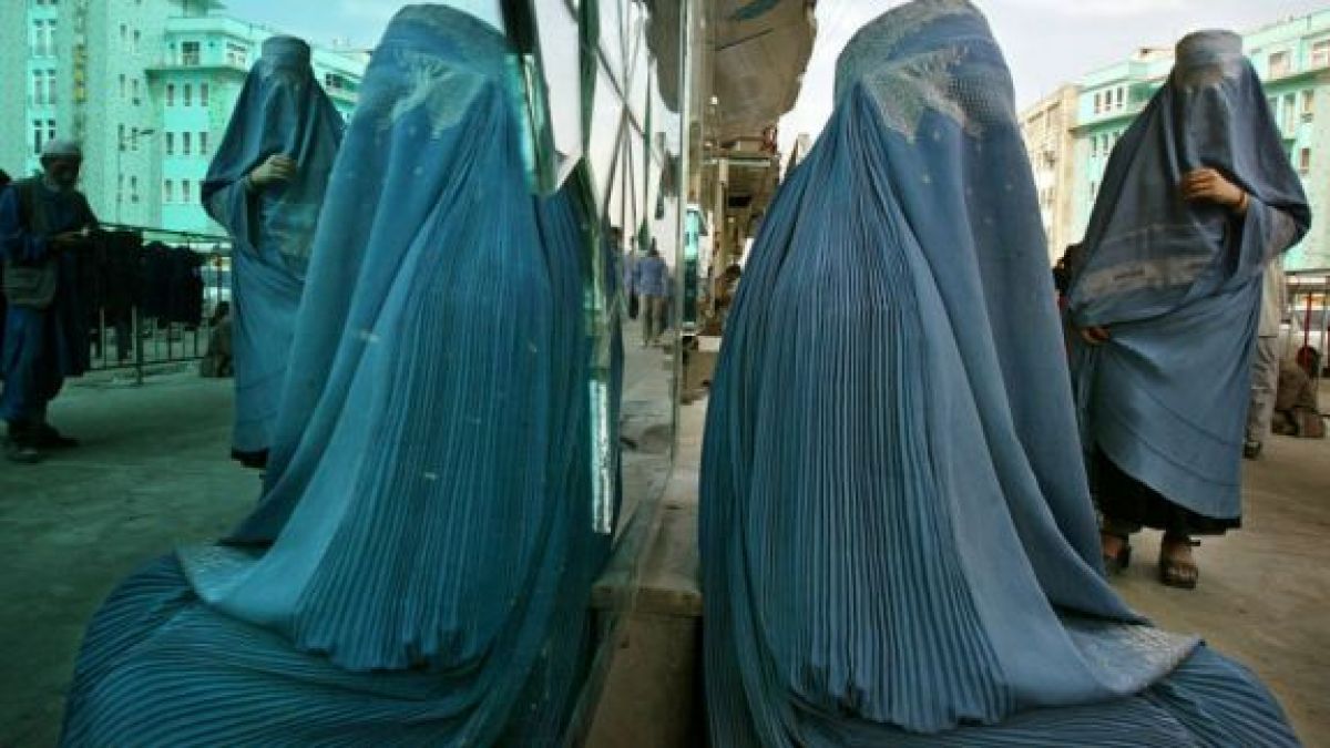 Femeile afgane nu vor putea preda sau studia la Universitatea din Kabul