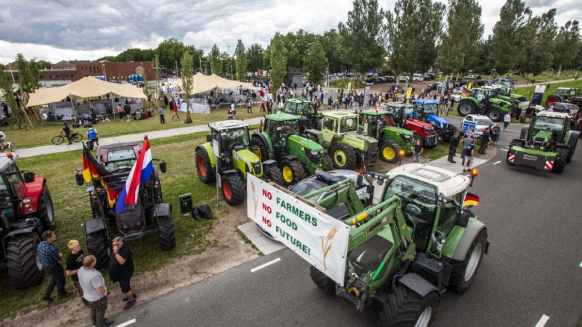 Fermierii din Olanda au ieșit la protest, după ce autoritățile au anunțat că vor să scadă cu 30% numărul animalelor de fermă, pentru a reduce poluarea