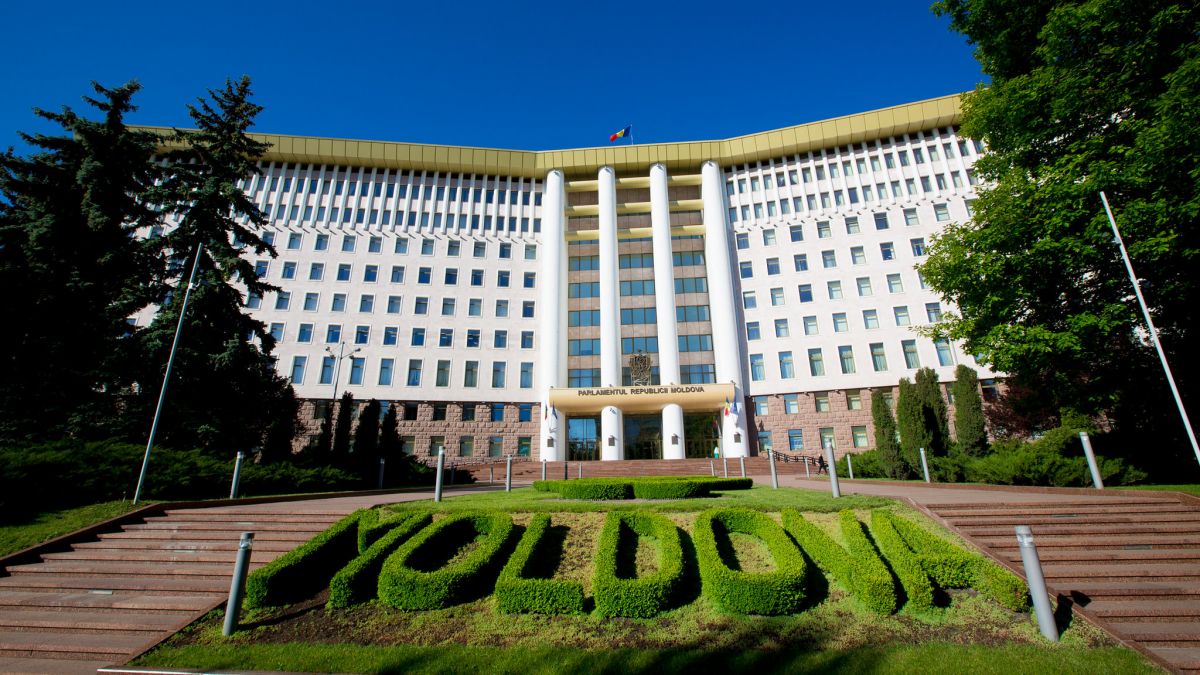 Fiecare al doilea cetățean pledează pentru anticipate. Cinci partide ar accede în Parlament