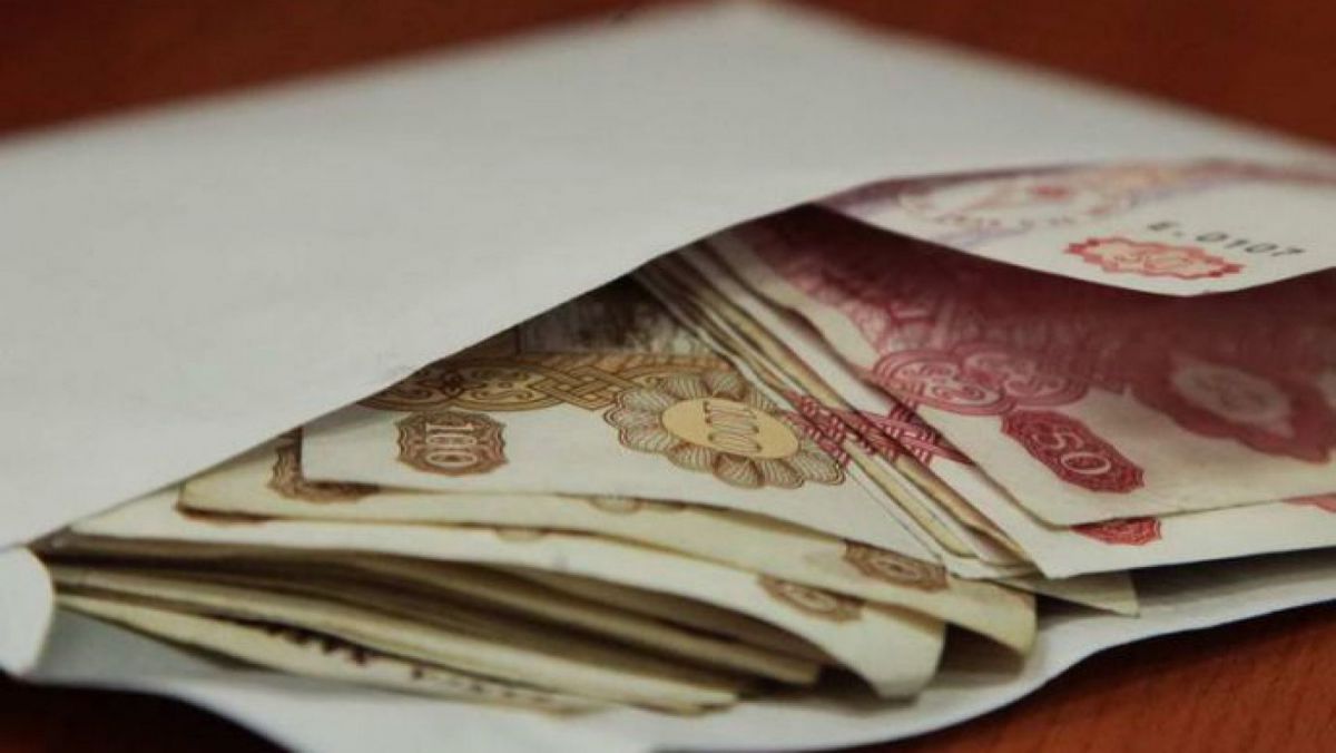 Fiscul va amenda un agent economic din cauza salariilor „în plic” achitate la 40 de angajați