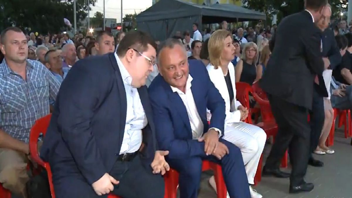 Fiul procurorului rus Ceaika, vizat într-o investigație a lui Navalnîi, văzut alături de Dodon la un concert în Găgăuzia