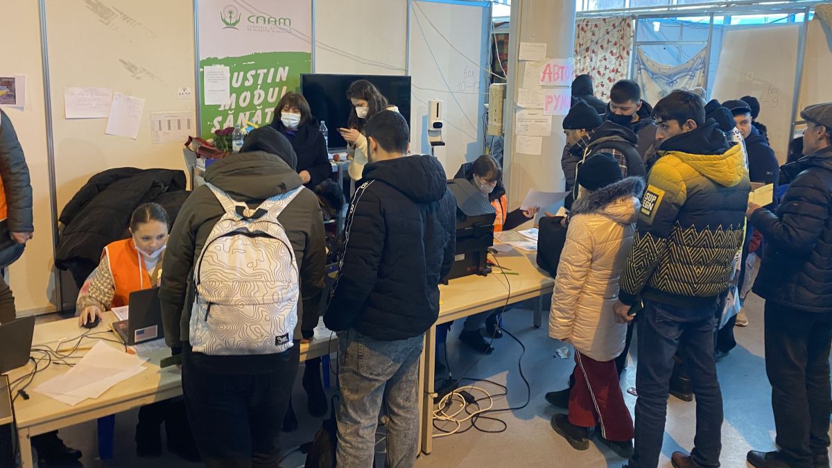 Flux sporit de refugiați la centrul de triere de la MOLDEXPO. Din cauza suprasolicitării, s-au înregistrat căderi de rețea (LIVE/GALERIE FOTO)