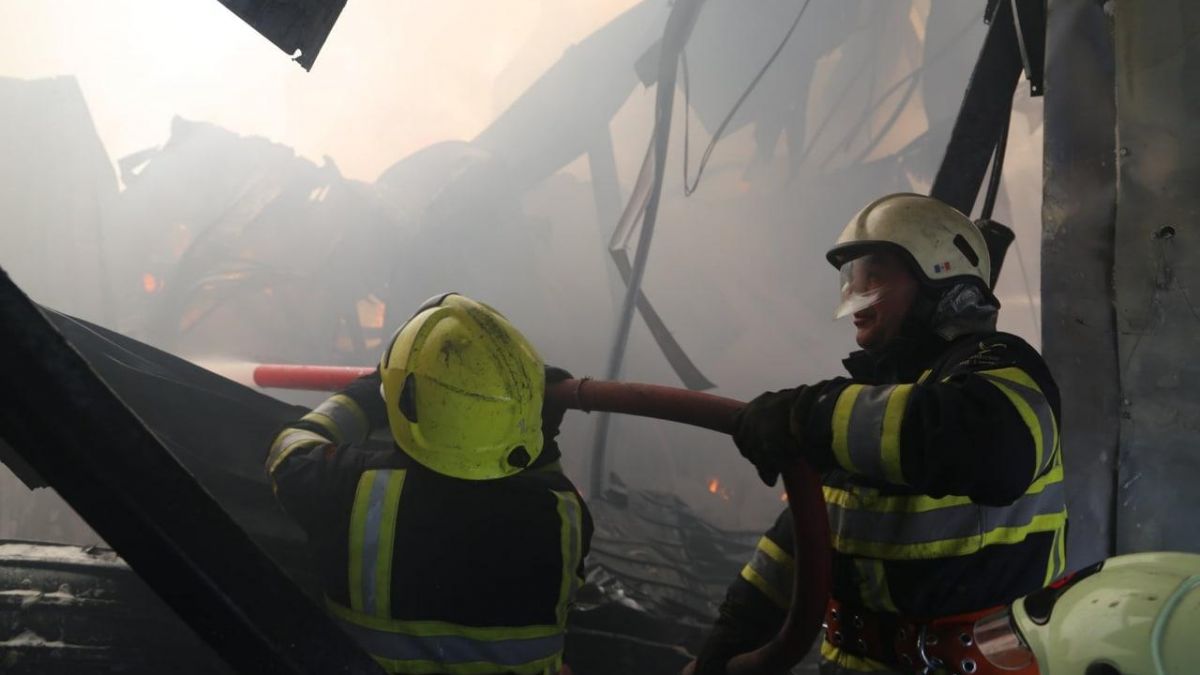 Focul de la depozitul de vopsea de pe strada Calea Basarabiei, stins. Urmează să fie cercetată cauză incendiului