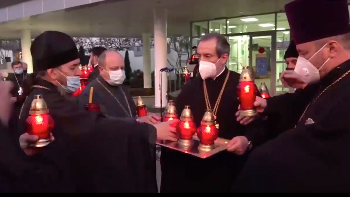 Focul Haric din Ierusalim a ajuns la Chișinău, de unde e împărțit lăcașurilor sfinte (LIVE)