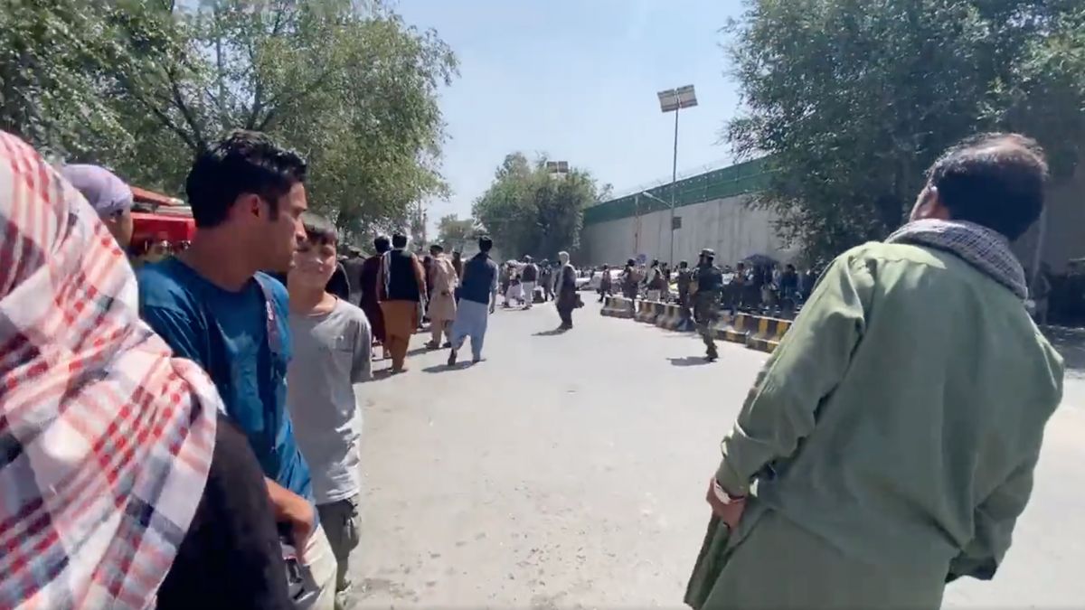 Focuri de armă pe străzile din Kabul. Talibanii au încercat să oprească un protest (VIDEO)