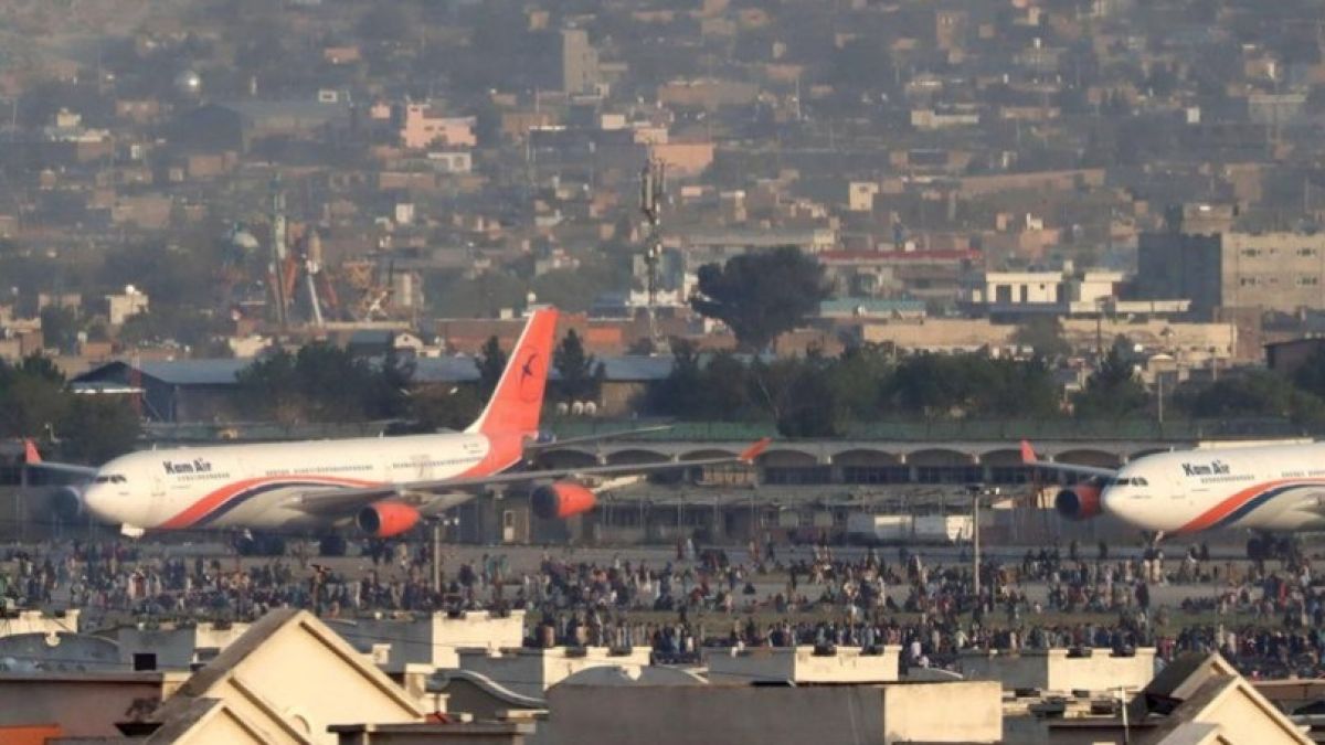 Focuri de armă și o explozie puternică pe aeroportul din Kabul, Afganistan, în timpul evacuării cetățenilor străini