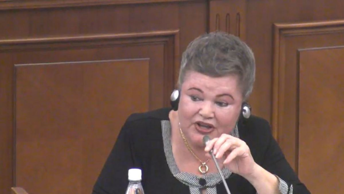 FOCUS. „Adresați-mi întrebările în limba rusă”. Deputatul Elena Hrenova, cu traducere în căști la tribuna Parlamentului