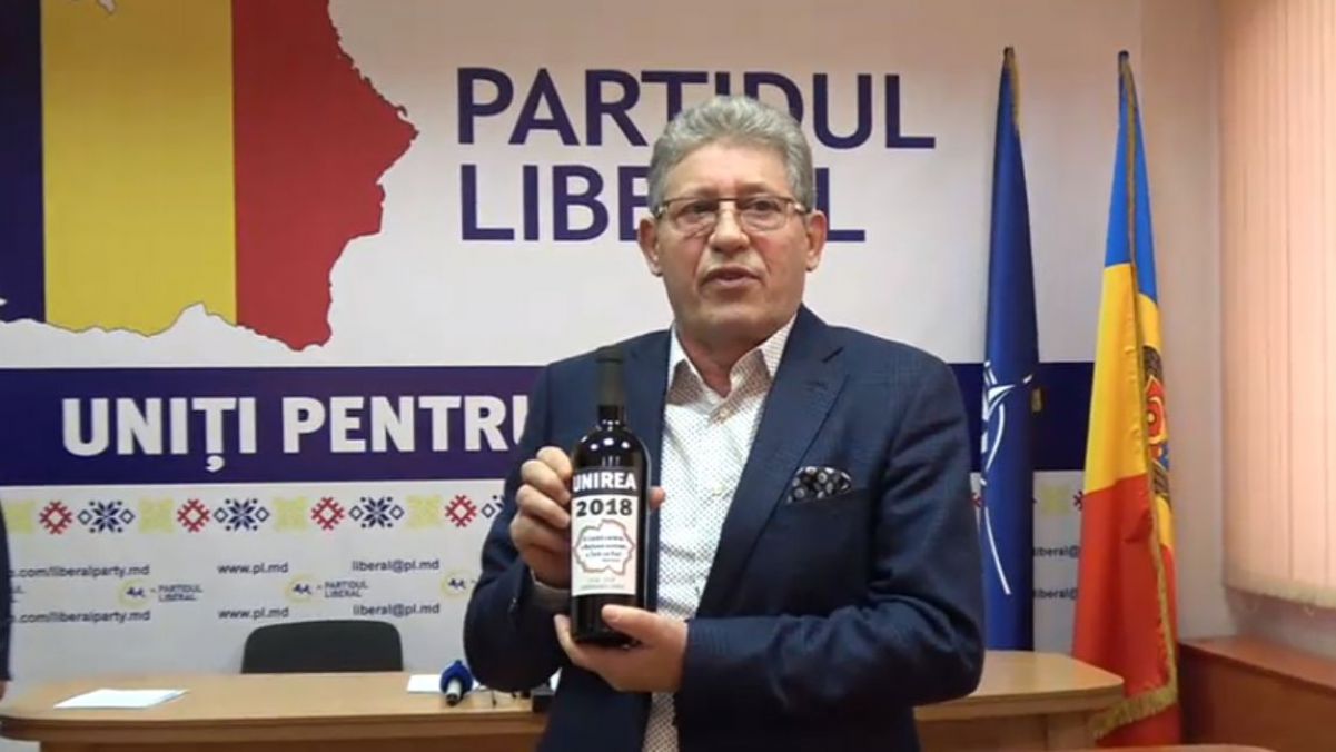FOCUS. Ghimpu a împărțit jurnalistelor vinul „Unirea 2018”: Să nu-l deschideți până nu facem Unirea