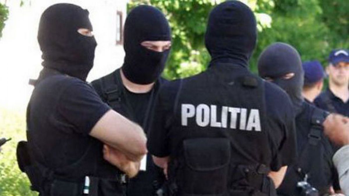 FOCUS. Percheziții la casa părinților lui Filat! „Au căutat miliardul în grădina sau în beci?”