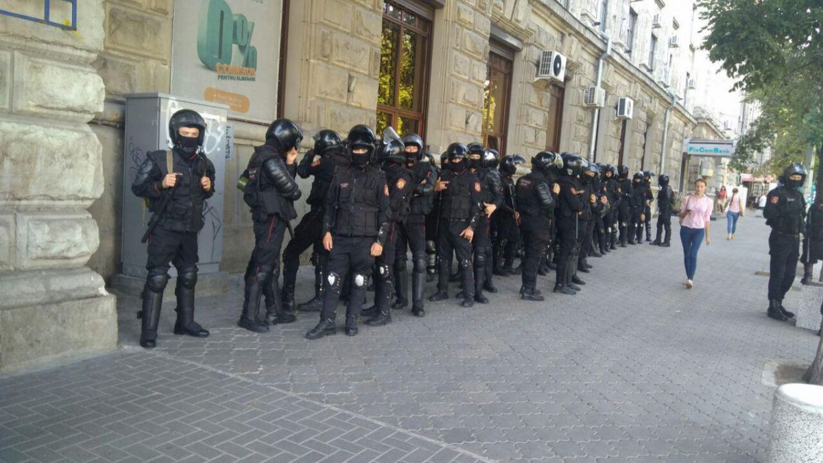 FOTO.  Forțe de ordine au împânzit zona centrală, în timp ce se protestează la Primărie