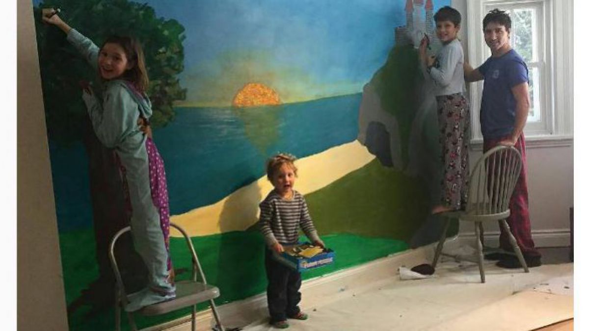 FOTO. Îmbrăcat în pijama. Premierul Canadei, Justin Trudeau, surprins în timp ce vopsea pereții casei