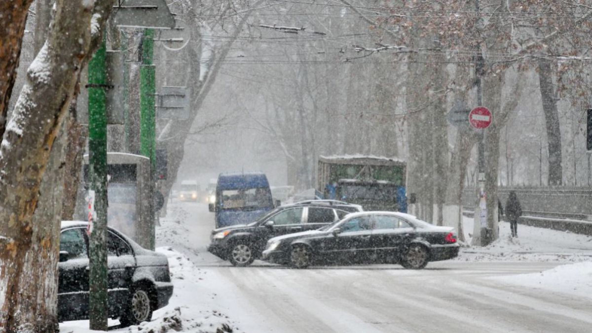 FOTO. În Chișinău a început să ningă