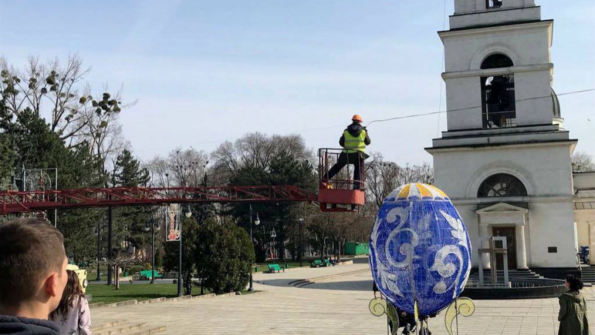 FOTO. În Scuarul Catedralei au fost instalate decorațiunile de Paște