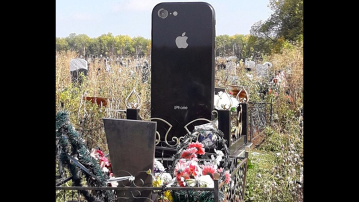 FOTO. Într-un cimitir din Rusia a fost ridicată o piatră funerară în forma unui Iphone 6