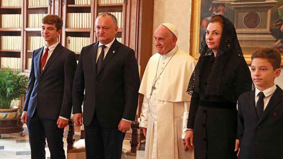 VIDEO. Șeful statului și familia sa, primiți de Papa Francisc. Dodon: Am subliniat că suntem promotori ai valorilor creștine
