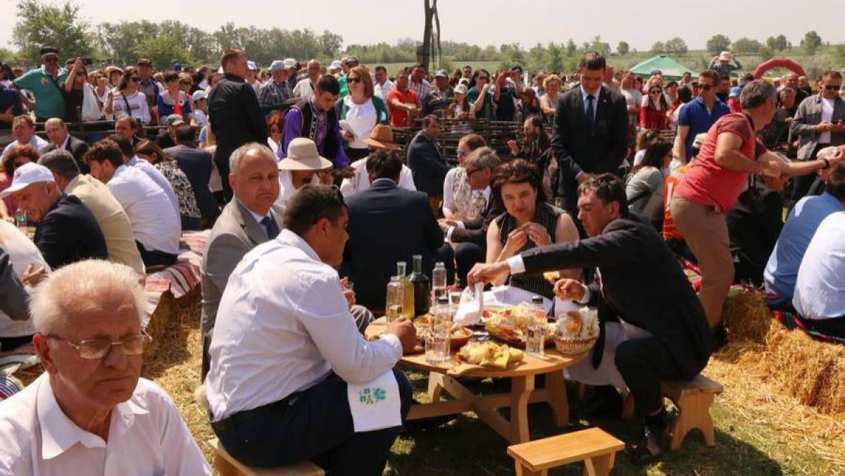 FOTO. „Țarcul” VIP. Ospățul oficialilor la sărbătoarea națională a găgăuzilor, sub ochii mulțimii adunate după gard