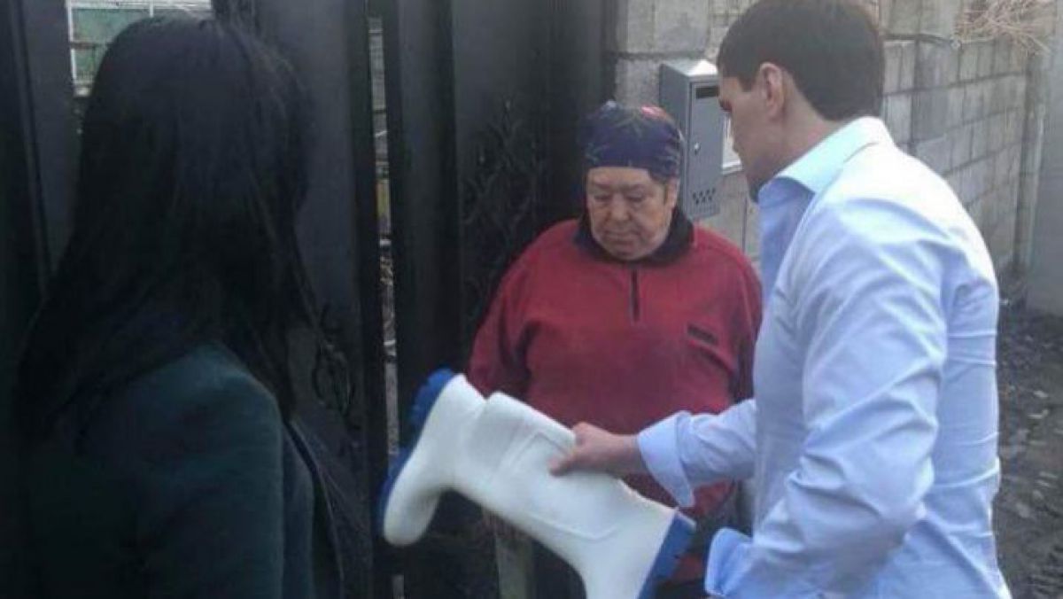 FOTO. Cadouri pascale sau acțiuni electorale? Țutu împarte cizme și duce copii la distracție