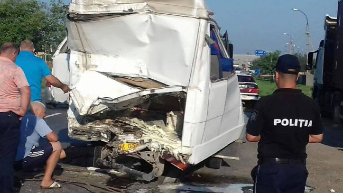 FOTO. Accident grav la Anenii Noi. Un microbuz cu pasageri a fost lovit de un TIR