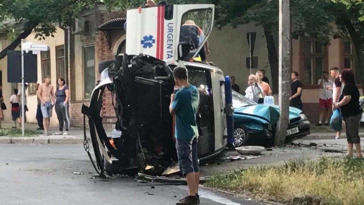FOTO. Accident grav în Capitală. O ambulanță s-a răsturnat