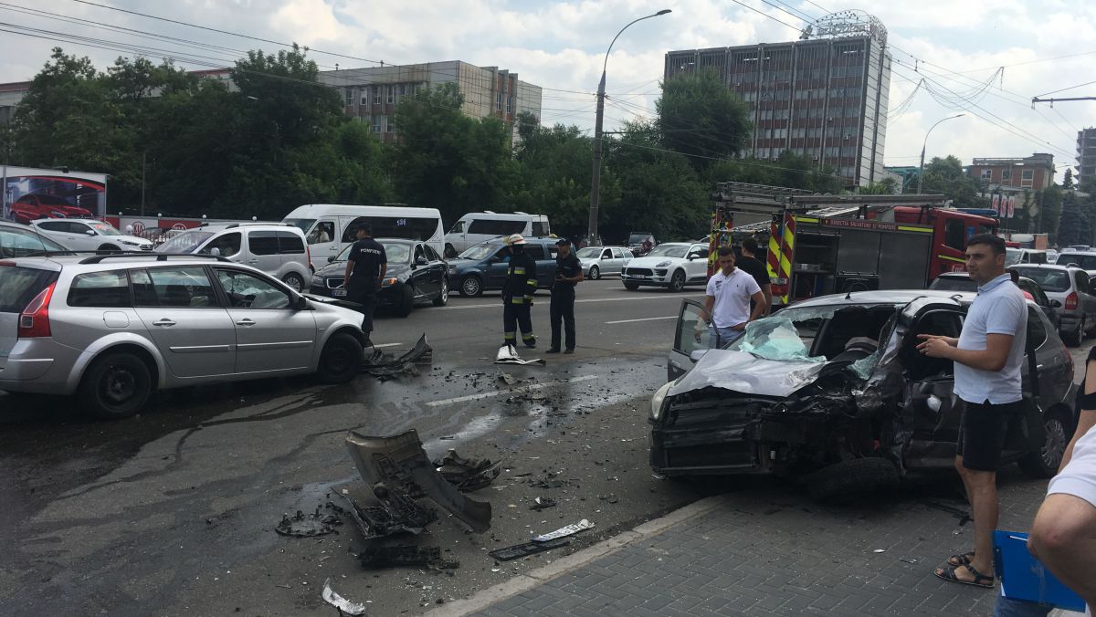 FOTO. Accident grav pe strada Mihai Viteazul din Capitală. A fost nevoie de un echipaj de descarcerare