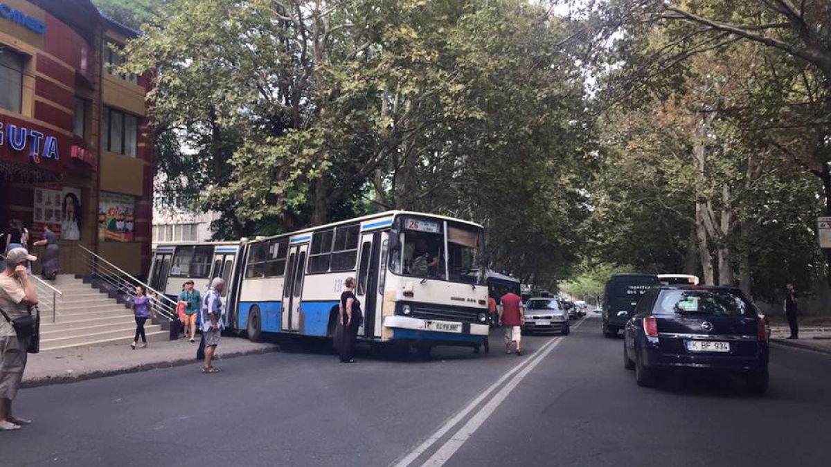FOTO. Accident în sectorul Buiucani. Un autobuz a derapat de pe șosea