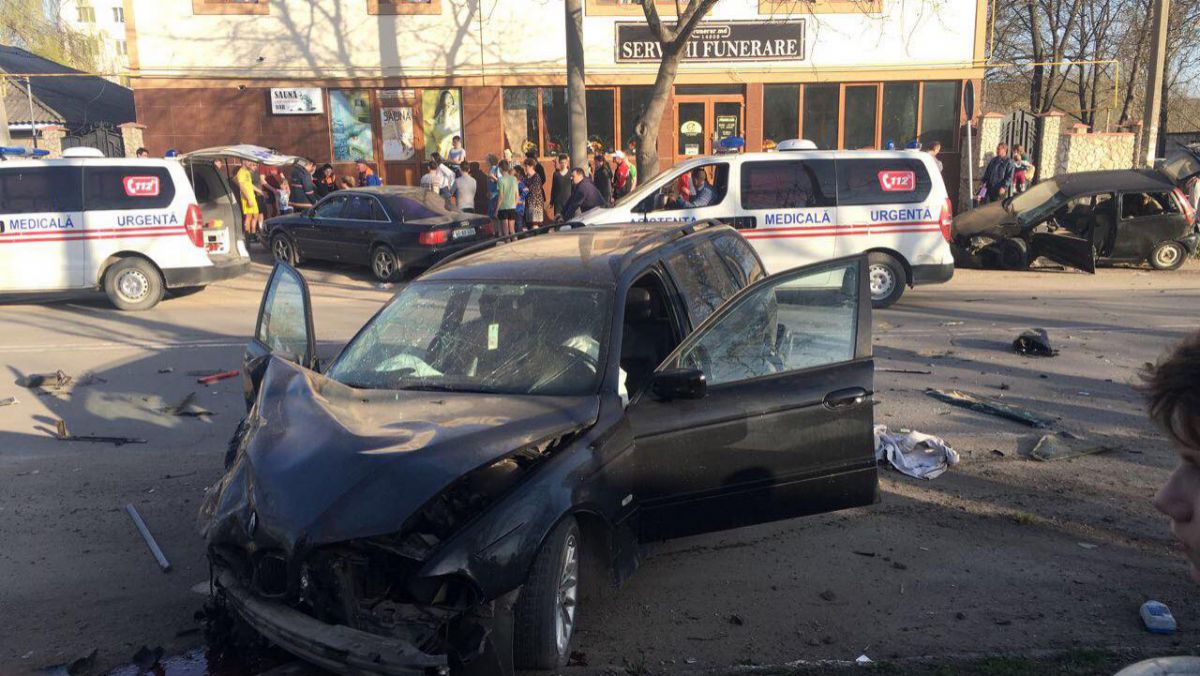 FOTO. Accident la Ungheni. Două persoane, dintre care un copil, au ajuns la spital după ce mașina în care erau a fost tamponată de un BMW 
