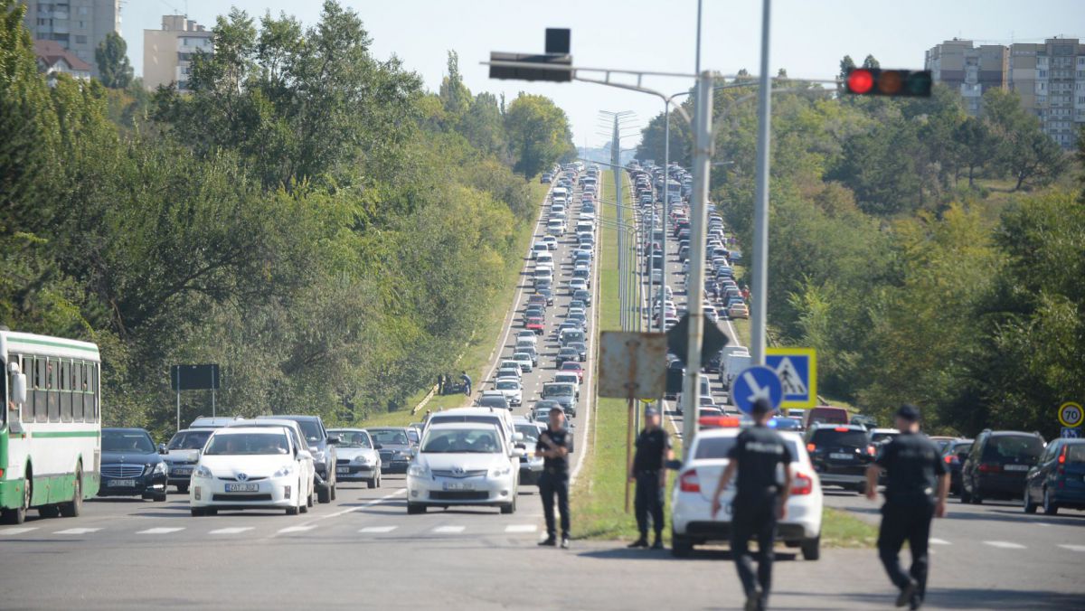 FOTO. Ambuteiaje enorme și un accident cu implicarea a trei mașini, în direcția Aeroportului Chișinău