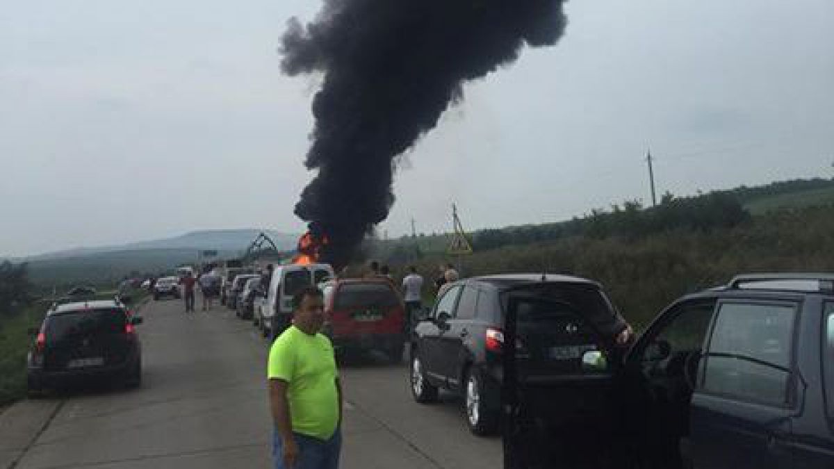 FOTO, VIDEO. Arde un tir cu combustibil în apropierea satului Flămânzeni, raionul Sângerei